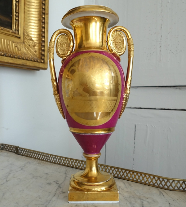 Vase d'ornement en porcelaine de Paris dorée et pourpre - époque Empire Restauration