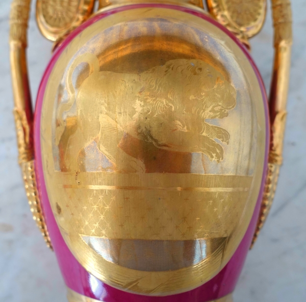 Vase d'ornement en porcelaine de Paris dorée et pourpre - époque Empire Restauration