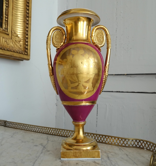 Vase d'ornement en porcelaine de Paris dorée et pourpre - époque Empire Restauration
