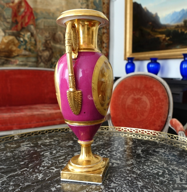 Vase d'ornement en porcelaine de Paris dorée et pourpre - époque Empire Restauration