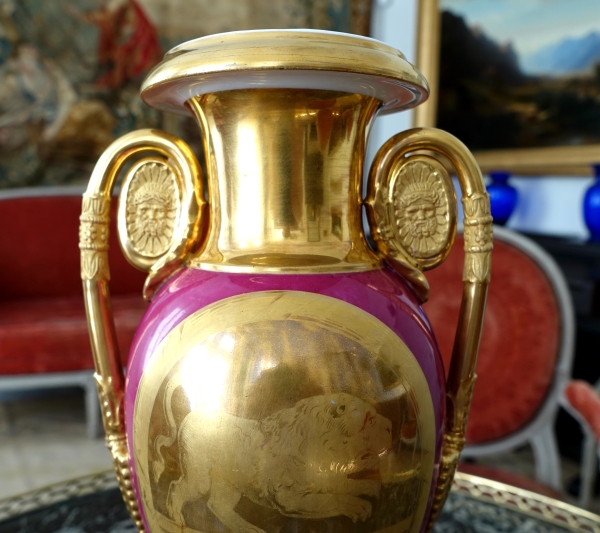 Vase d'ornement en porcelaine de Paris dorée et pourpre - époque Empire Restauration