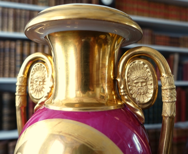 Vase d'ornement en porcelaine de Paris dorée et pourpre - époque Empire Restauration
