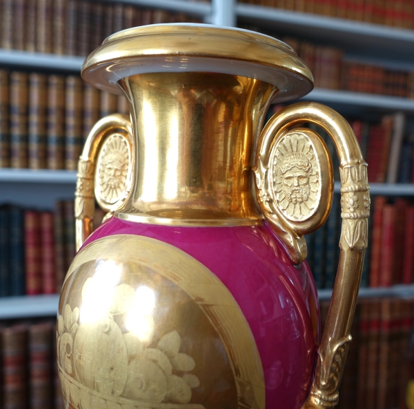 Vase d'ornement en porcelaine de Paris dorée et pourpre - époque Empire Restauration