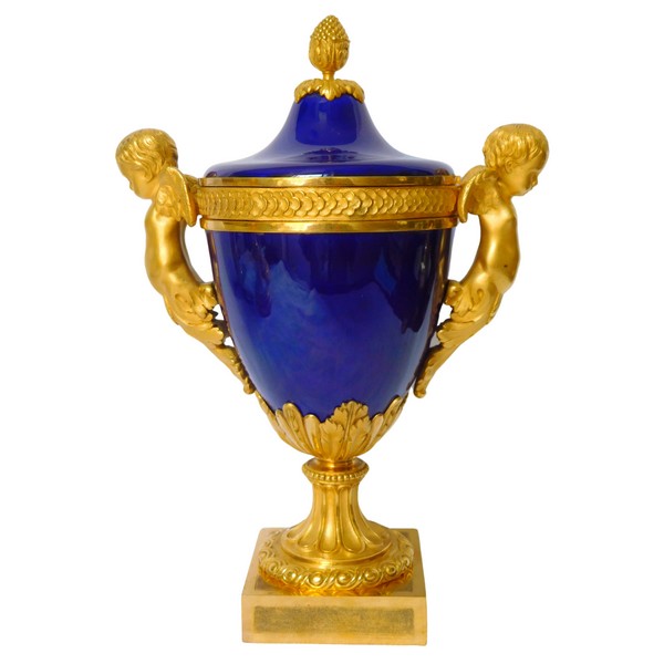 Vase en porcelaine bleu de Sèvres, riche monture Louis XVI aux tritons en bronze doré