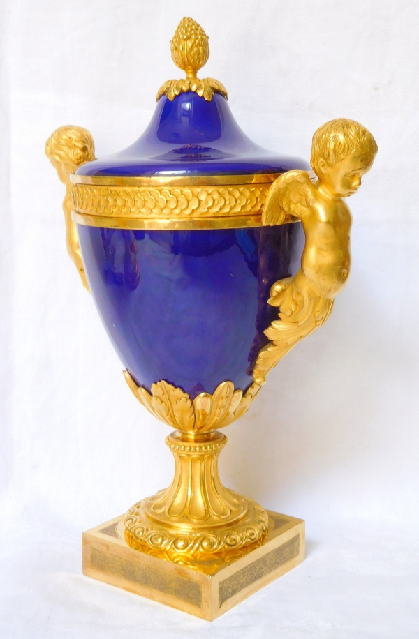 Vase en porcelaine bleu de Sèvres, riche monture Louis XVI aux tritons en bronze doré