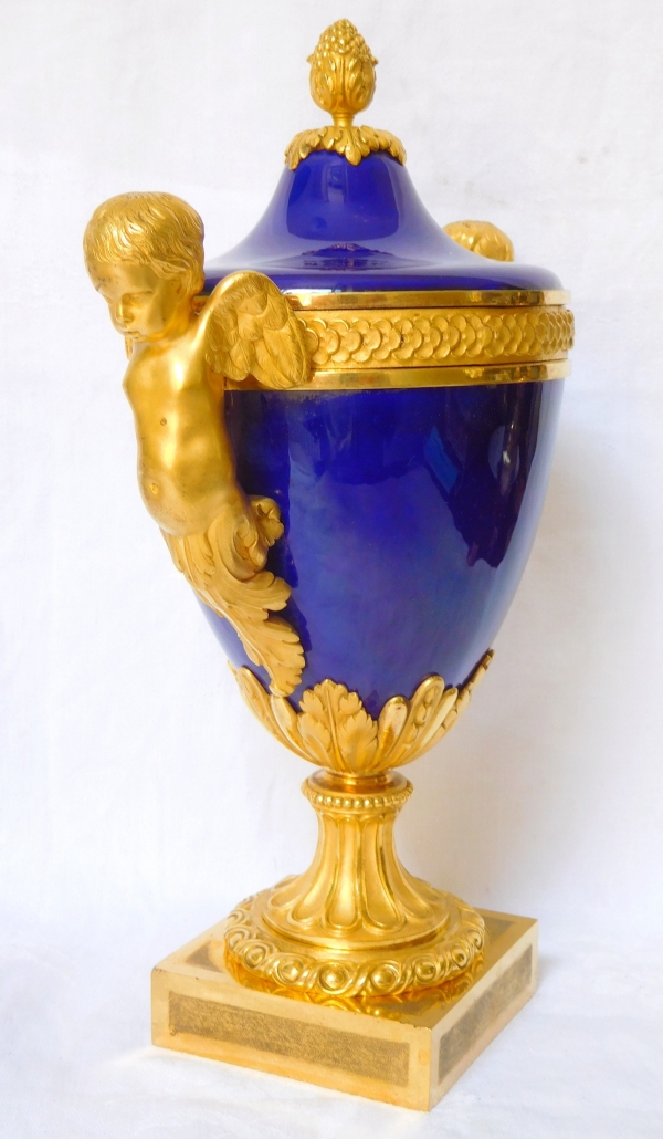 Vase en porcelaine bleu de Sèvres, riche monture Louis XVI aux tritons en bronze doré