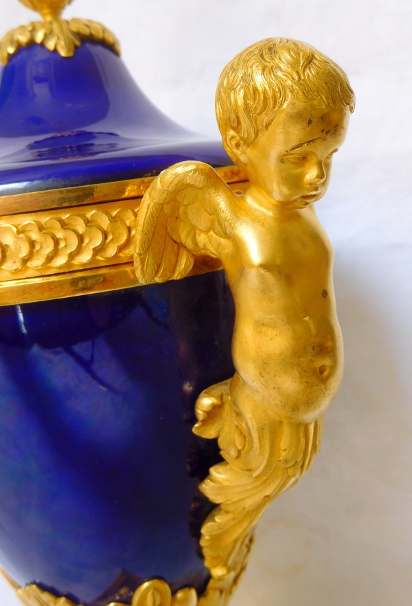 Vase en porcelaine bleu de Sèvres, riche monture Louis XVI aux tritons en bronze doré