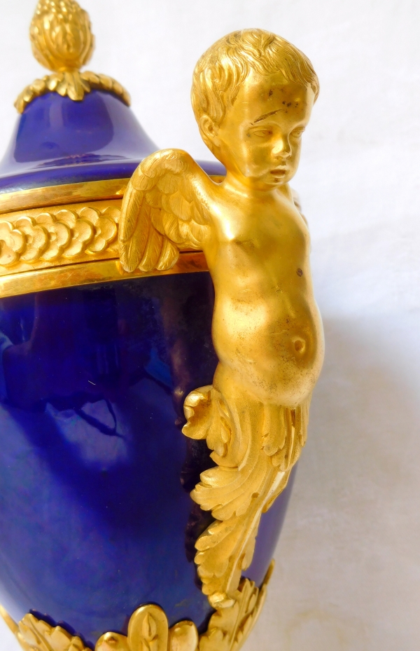 Vase en porcelaine bleu de Sèvres, riche monture Louis XVI aux tritons en bronze doré