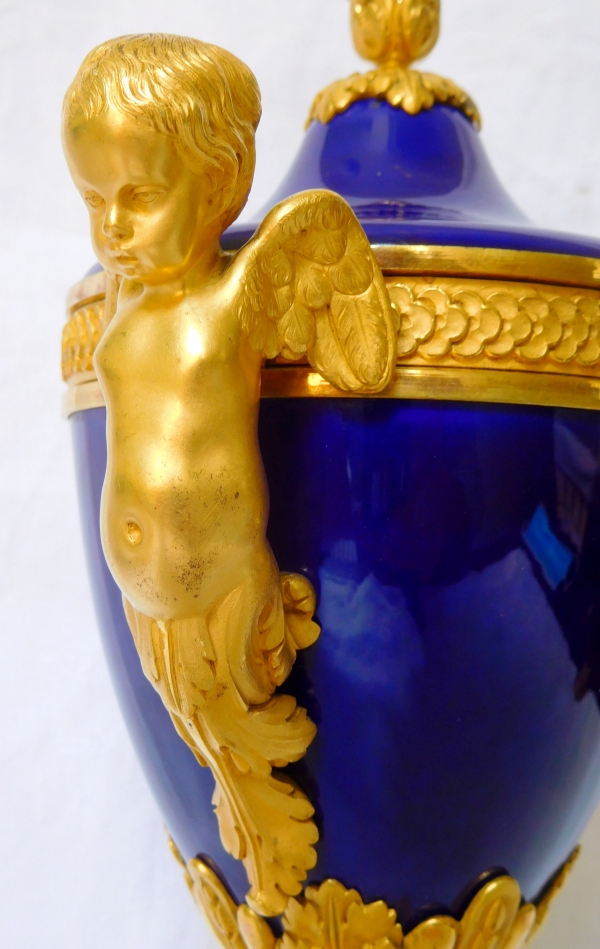 Vase en porcelaine bleu de Sèvres, riche monture Louis XVI aux tritons en bronze doré