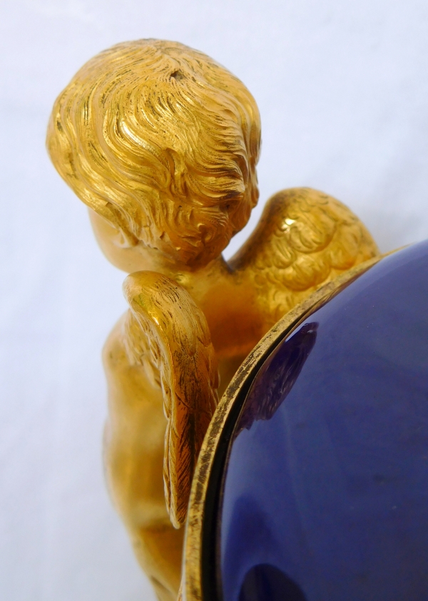 Vase en porcelaine bleu de Sèvres, riche monture Louis XVI aux tritons en bronze doré