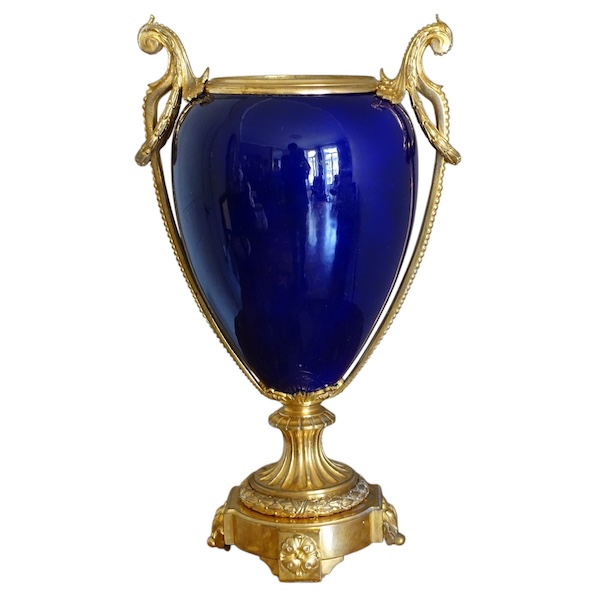 Grand vase d'ornement de style Louis XVI en porcelaine bleue et bronze doré or fin formant lampe