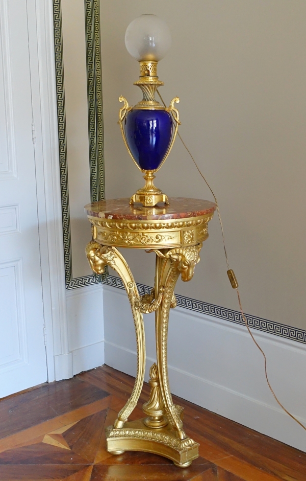 Grand vase d'ornement de style Louis XVI en porcelaine bleue et bronze doré or fin formant lampe