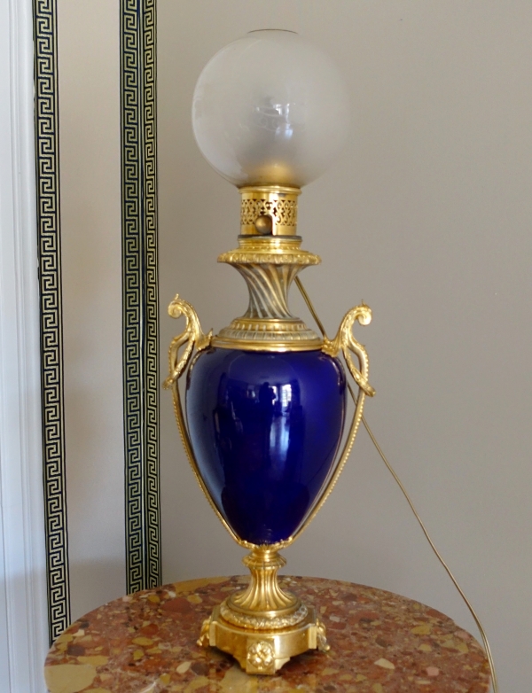 Grand vase d'ornement de style Louis XVI en porcelaine bleue et bronze doré or fin formant lampe