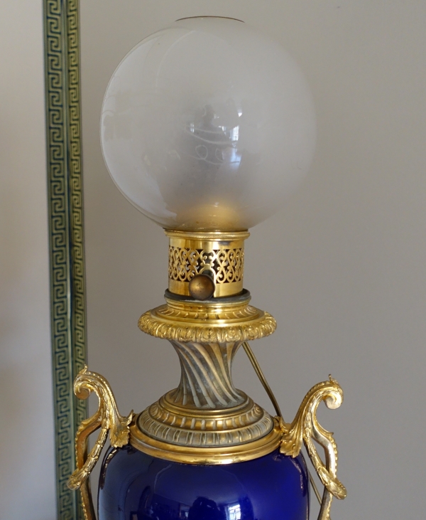 Grand vase d'ornement de style Louis XVI en porcelaine bleue et bronze doré or fin formant lampe