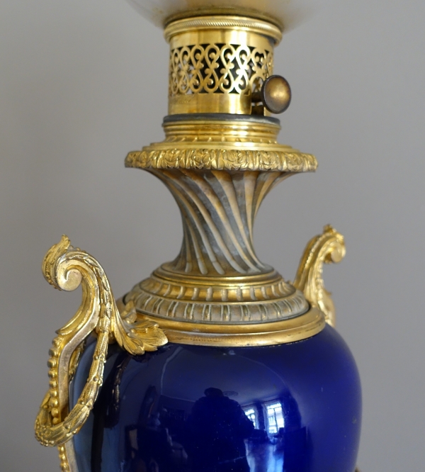 Grand vase d'ornement de style Louis XVI en porcelaine bleue et bronze doré or fin formant lampe