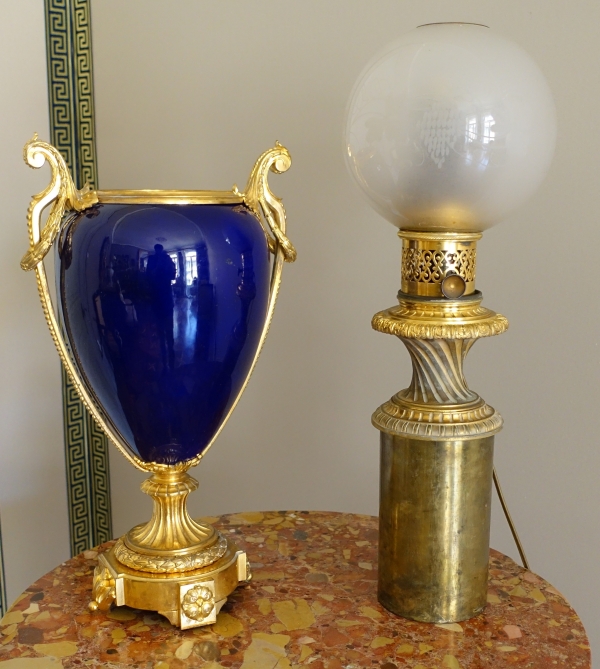 Grand vase d'ornement de style Louis XVI en porcelaine bleue et bronze doré or fin formant lampe