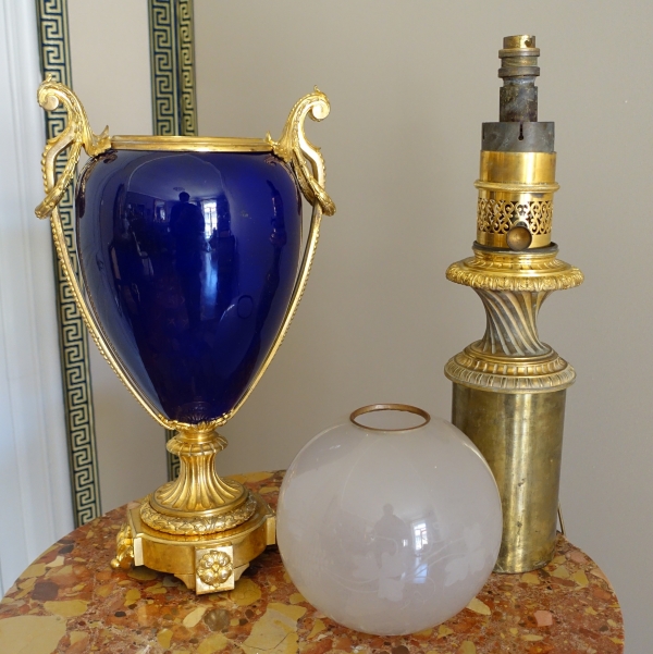 Grand vase d'ornement de style Louis XVI en porcelaine bleue et bronze doré or fin formant lampe