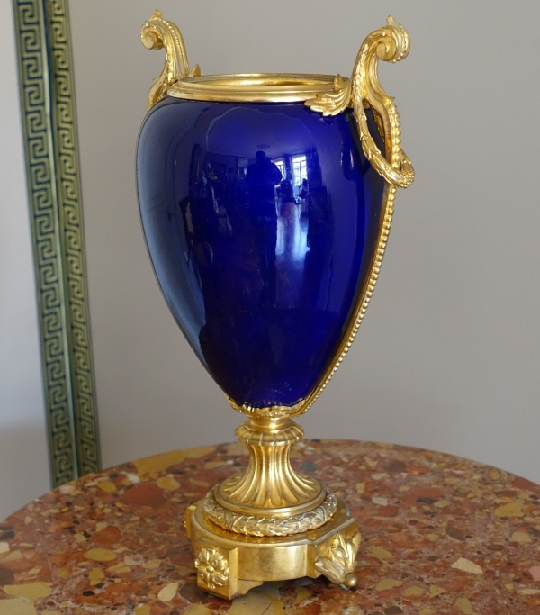 Grand vase d'ornement de style Louis XVI en porcelaine bleue et bronze doré or fin formant lampe