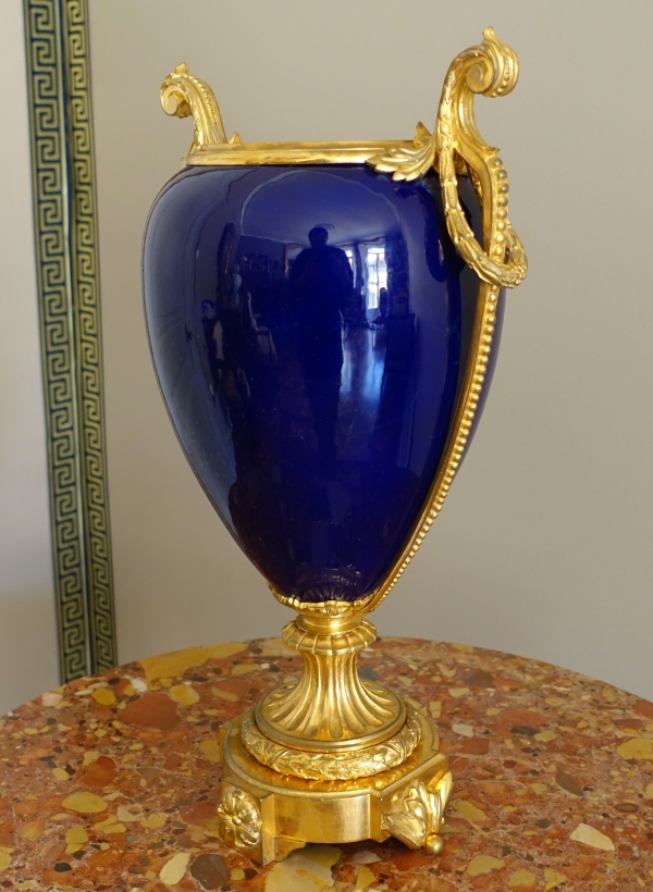 Grand vase d'ornement de style Louis XVI en porcelaine bleue et bronze doré or fin formant lampe