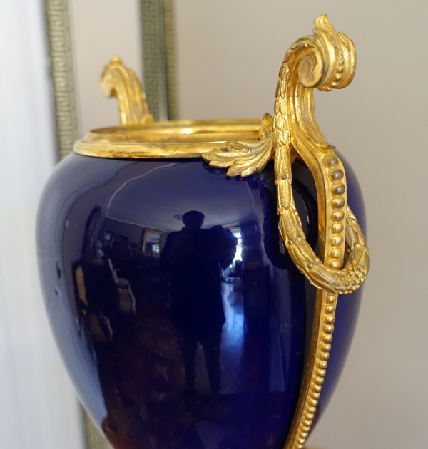Grand vase d'ornement de style Louis XVI en porcelaine bleue et bronze doré or fin formant lampe