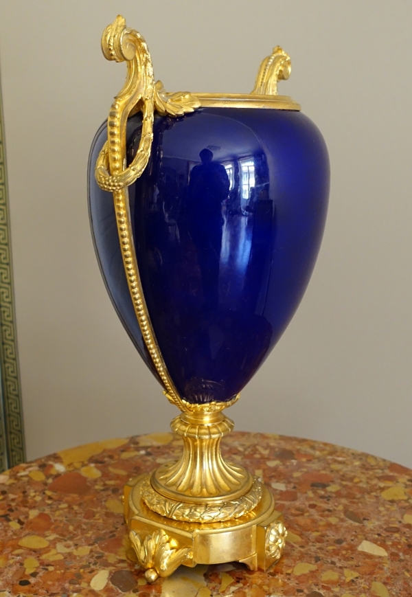 Grand vase d'ornement de style Louis XVI en porcelaine bleue et bronze doré or fin formant lampe
