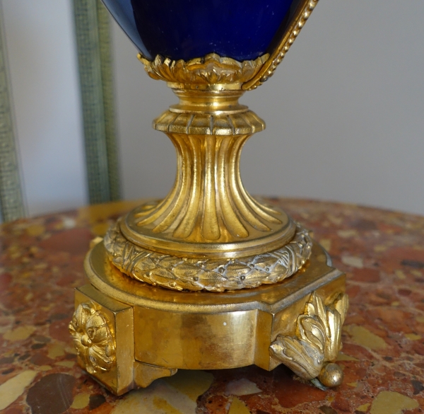 Grand vase d'ornement de style Louis XVI en porcelaine bleue et bronze doré or fin formant lampe