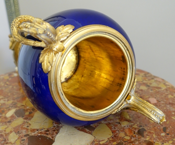 Grand vase d'ornement de style Louis XVI en porcelaine bleue et bronze doré or fin formant lampe