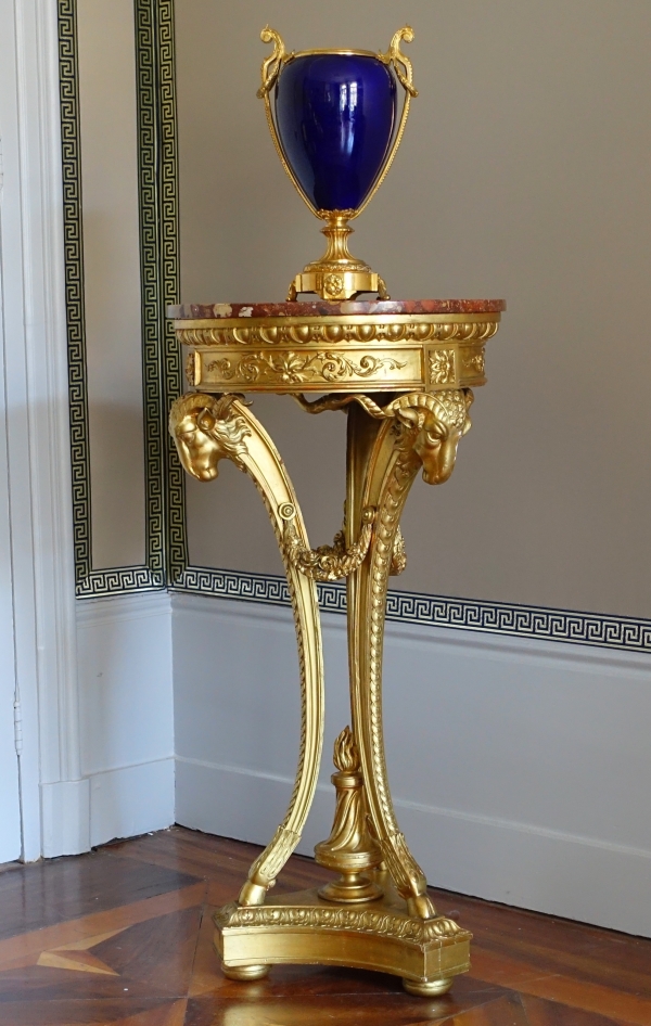 Grand vase d'ornement de style Louis XVI en porcelaine bleue et bronze doré or fin formant lampe