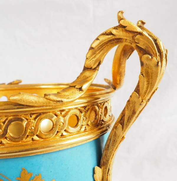 Vase en porcelaine dans le goût de Sèvres, riche monture Louis XVI en bronze doré