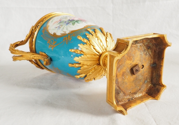 Vase en porcelaine dans le goût de Sèvres, riche monture Louis XVI en bronze doré