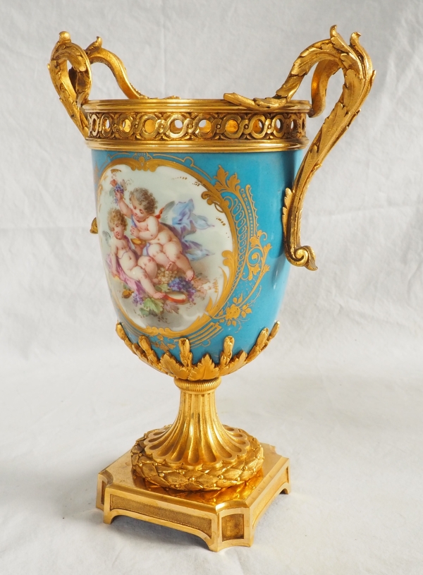 Vase en porcelaine dans le goût de Sèvres, riche monture Louis XVI en bronze doré