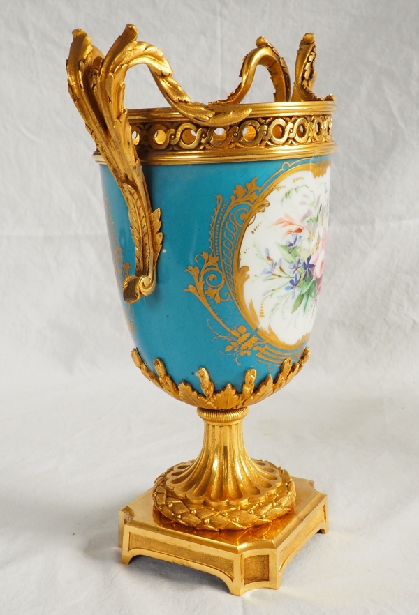 Vase en porcelaine dans le goût de Sèvres, riche monture Louis XVI en bronze doré