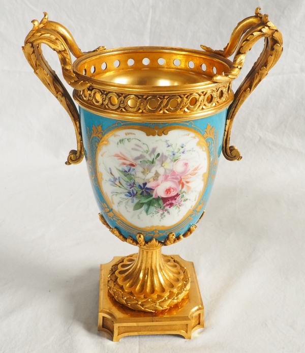 Vase en porcelaine dans le goût de Sèvres, riche monture Louis XVI en bronze doré