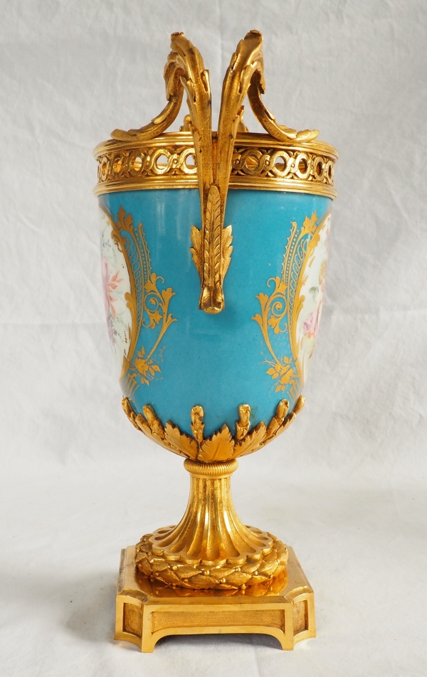 Vase en porcelaine dans le goût de Sèvres, riche monture Louis XVI en bronze doré