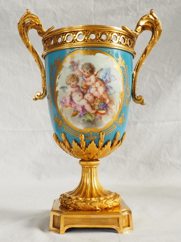 Vase en porcelaine dans le goût de Sèvres, riche monture Louis XVI en bronze doré