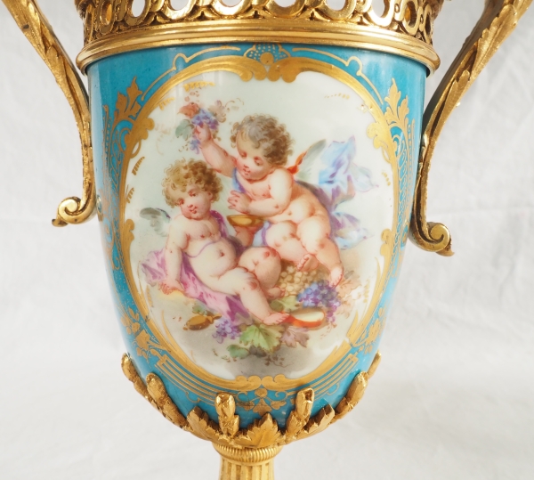 Vase en porcelaine dans le goût de Sèvres, riche monture Louis XVI en bronze doré