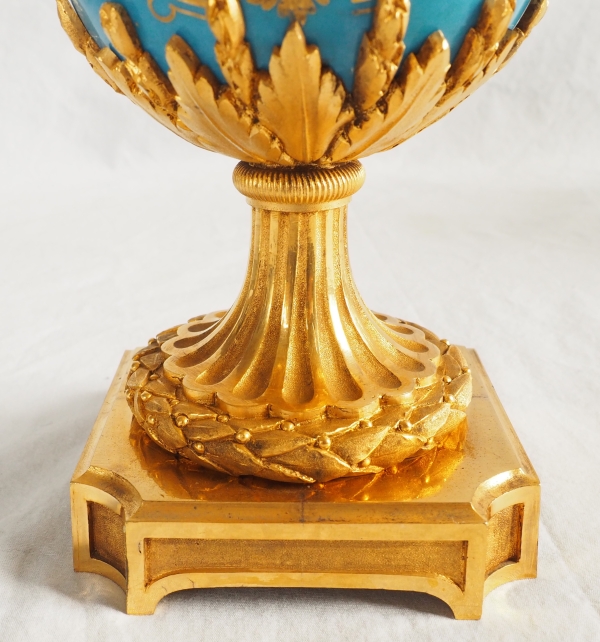 Vase en porcelaine dans le goût de Sèvres, riche monture Louis XVI en bronze doré