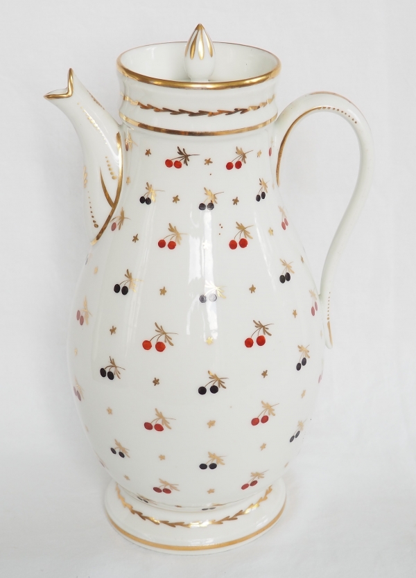 Paris porcelain coffee pot enhanced with fine gold, late 18th century