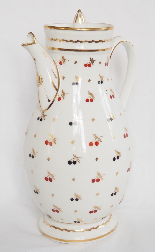 Paris porcelain coffee pot enhanced with fine gold, late 18th century