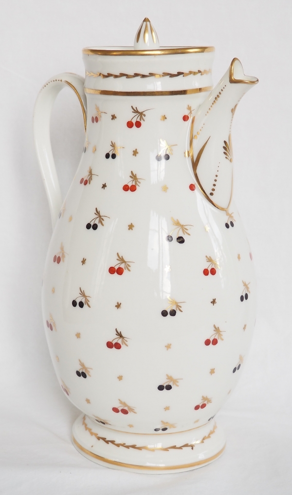 Paris porcelain coffee pot enhanced with fine gold, late 18th century