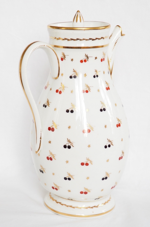 Paris porcelain coffee pot enhanced with fine gold, late 18th century