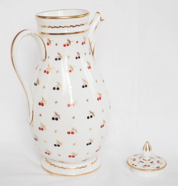 Paris porcelain coffee pot enhanced with fine gold, late 18th century