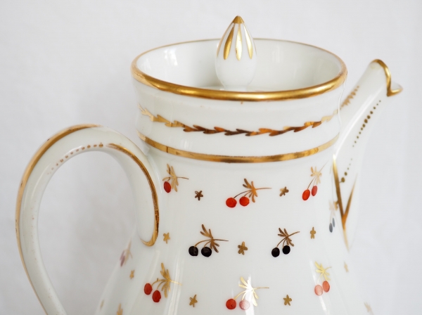 Paris porcelain coffee pot enhanced with fine gold, late 18th century