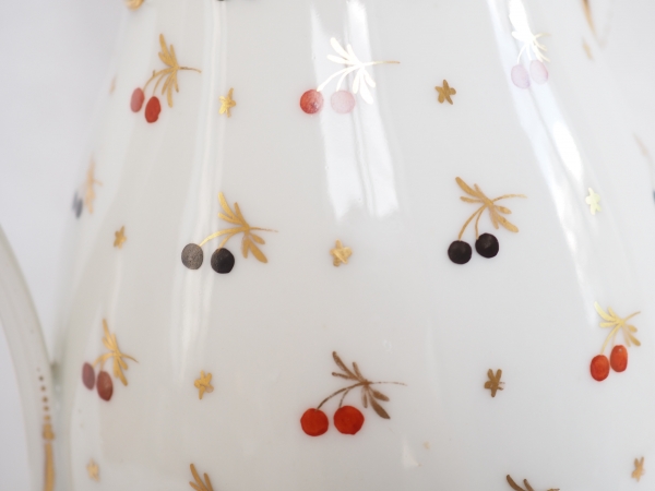 Verseuse en porcelaine de Paris Directoire dorée à l'or fin, décor aux cerises, époque fin XVIIIe siècle