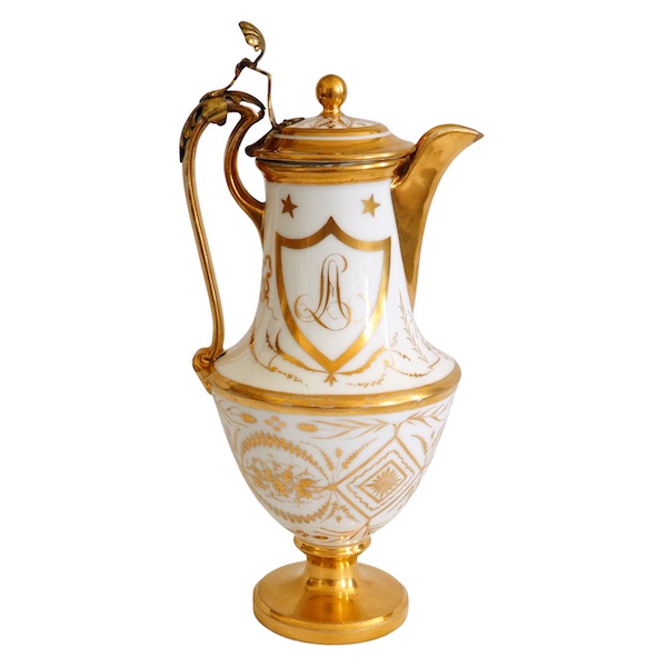 Verseuse / cafetière en porcelaine dorée à charnière bronze, époque Directoire - fin XVIIIe siècle