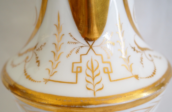 Directoire Paris porcelain coffee pot enhanced with fine gold, late 18th century