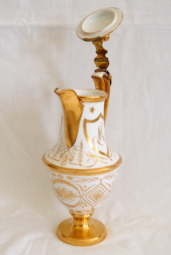 Verseuse / cafetière en porcelaine dorée à charnière bronze, époque Directoire - fin XVIIIe siècle