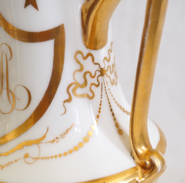 Directoire Paris porcelain coffee pot enhanced with fine gold, late 18th century