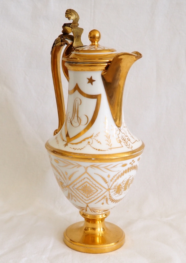 Verseuse / cafetière en porcelaine dorée à charnière bronze, époque Directoire - fin XVIIIe siècle