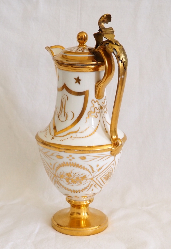 Verseuse / cafetière en porcelaine dorée à charnière bronze, époque Directoire - fin XVIIIe siècle